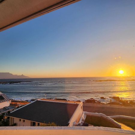 The Blue Peter Hotel Bloubergstrand Buitenkant foto