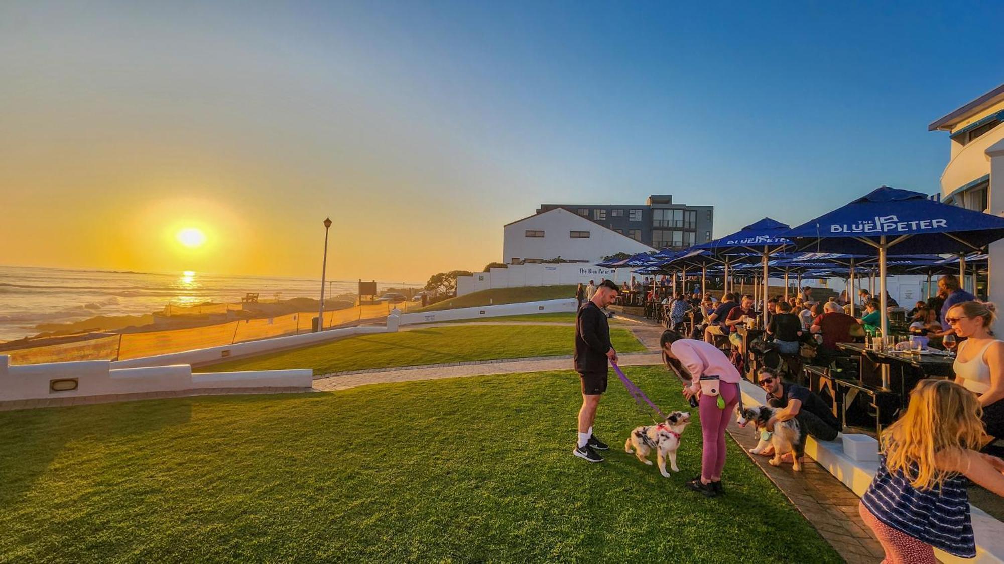 The Blue Peter Hotel Bloubergstrand Buitenkant foto
