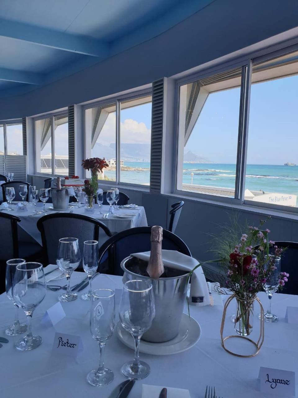 The Blue Peter Hotel Bloubergstrand Buitenkant foto