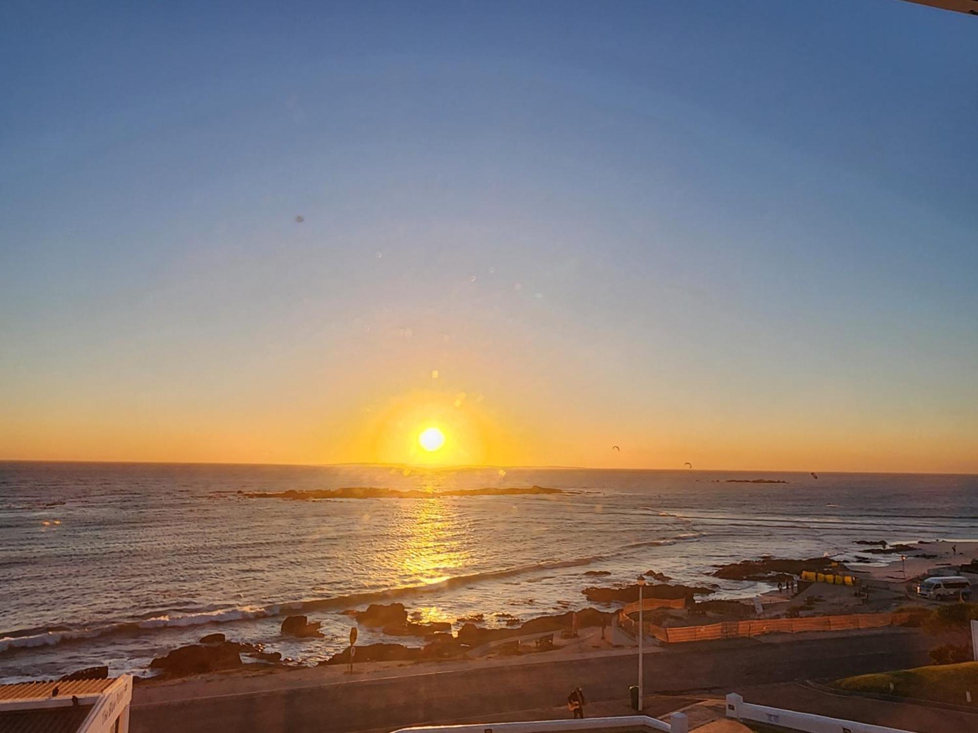 The Blue Peter Hotel Bloubergstrand Buitenkant foto